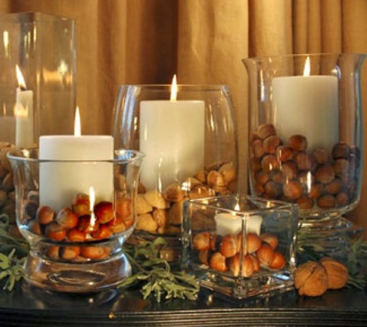 1. Vecchi bicchieri o barattoli, riempiti di frutta a guscio, saranno i contenitori ideali per le candele
