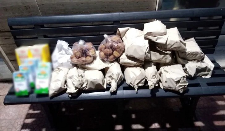 Every evening, this baker leaves unsold bread and other food for people in need on a bench - 1