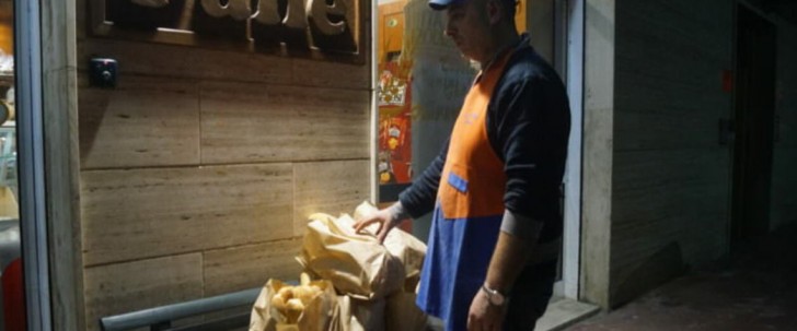 Jeden Abend lässt dieser Bäcker unverkauftes Brot und andere Lebensmittel für Menschen in Not auf einer Bank zurück - 3