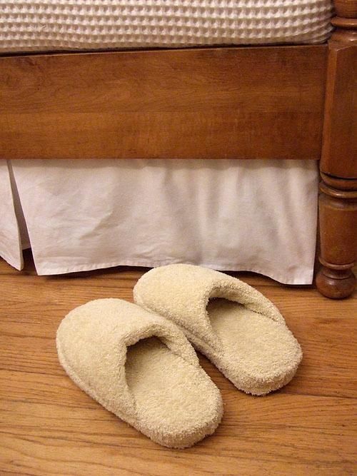8. Con i vecchi asciugamani potete confezionare anche pantofole da bagno