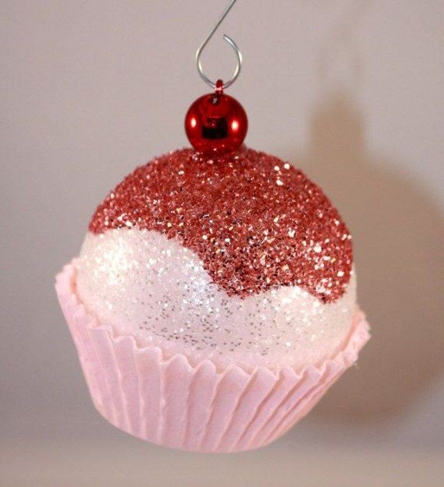 23. Avreste mai pensato di trasformare una sfera di polistirolo in una decorazione natalizia a forma di cupcake?