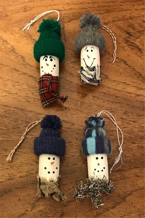 22. Chi lavora a maglia può divertirsi a confezionare mini berretti per questi omini di neve