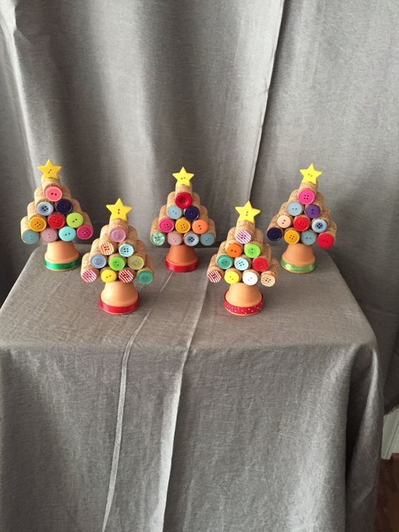 6. Potete creare alberelli colorati come questi usando bottoni o anche ritagli di carta con motivi natalizi!