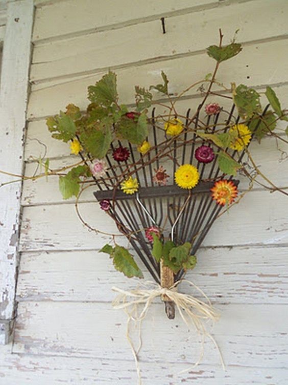 12. Anche una scopa di ferro da giardino può essere decorata con fiori e foglie