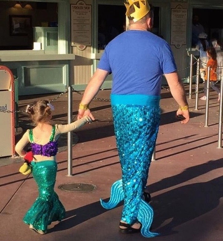 10. Die kleine Meerjungfrau und ihr Vater, die große Meerjungfrau, machen sich glücklich auf den Weg nach Disneyland