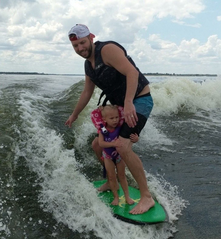2. "Ma fille a insisté pour monter sur la planche de surf avec moi..."