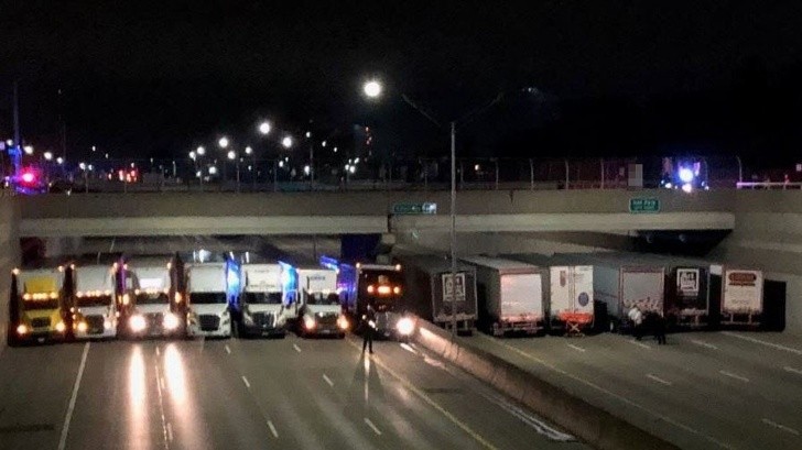 Les camions s'arrêtent sous un pont où un homme menaçait de sauter