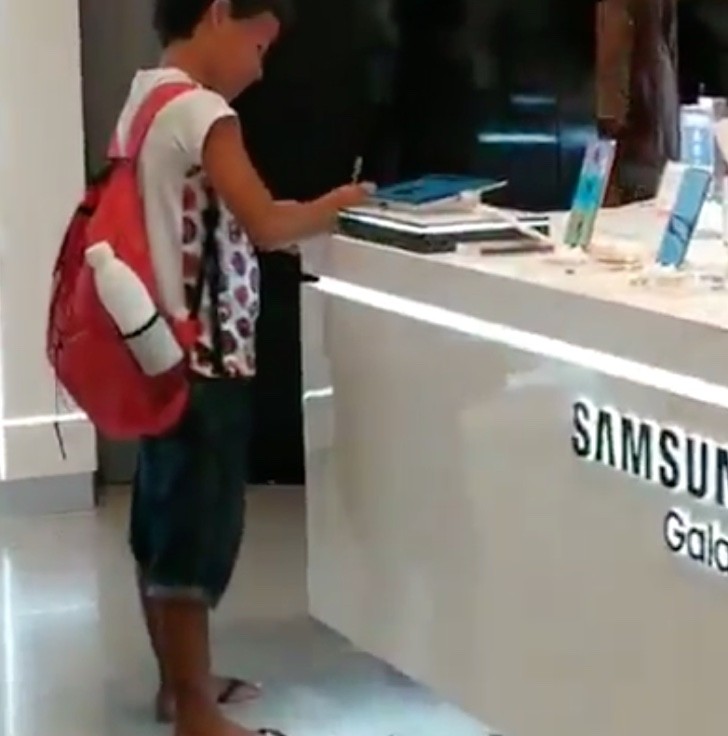 Dieses arme Kind geht in einen Laden und bittet darum, ein Tablet zu benutzen, um seine Geografie-Hausaufgaben zu erledigen - 2