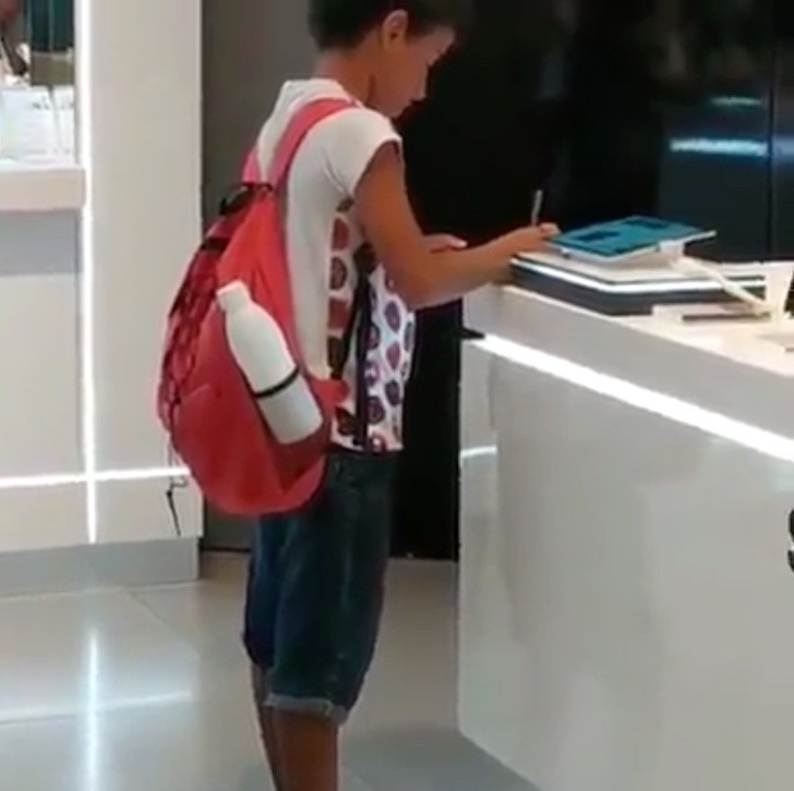 Dieses arme Kind geht in einen Laden und bittet darum, ein Tablet zu benutzen, um seine Geografie-Hausaufgaben zu erledigen - 3
