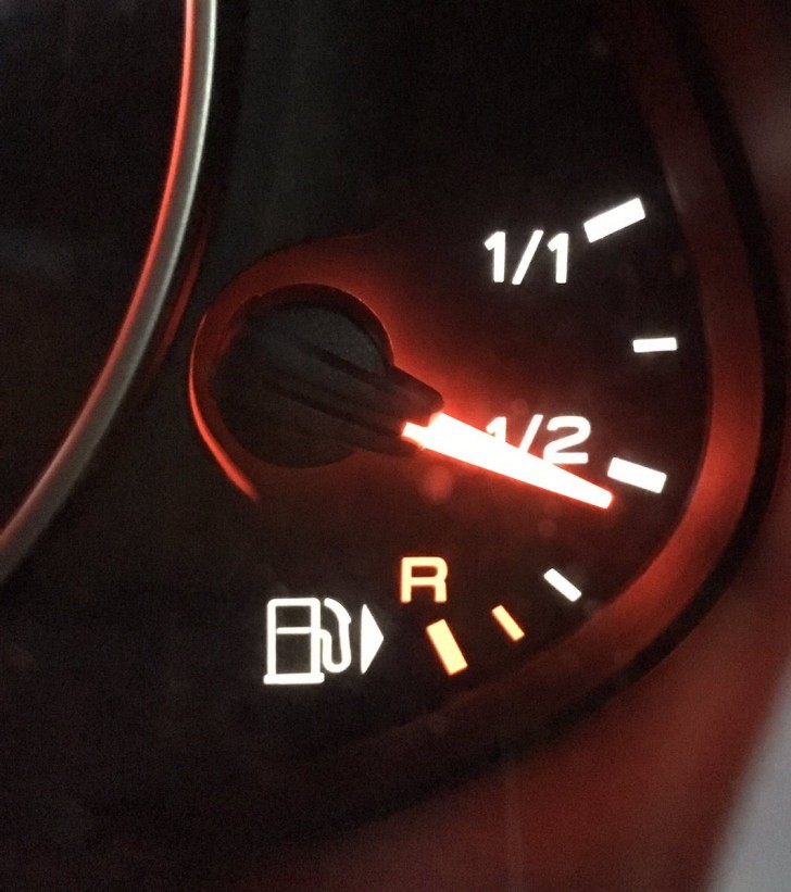 La flèche à côté du symbole de carburant dans les voitures.