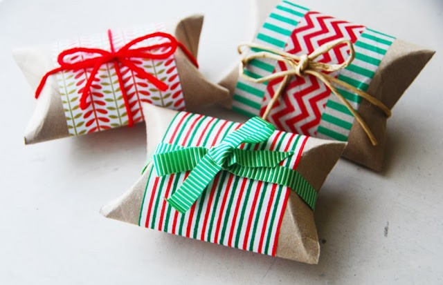 2. I pacchetti si possono usare come confezioni per regalini o come decorazioni da appendere all'albero