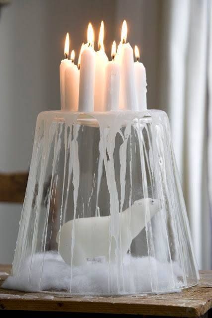 2. Un bicchiere rovesciato e colature di cera bianca: l'ideale per un porta candele "polare"