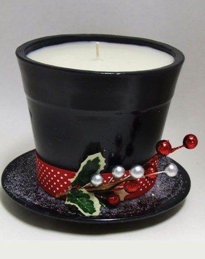 5. L'idea di trasformare un porta candele nero nel cappello di un pupazzo di neve è simpaticissima