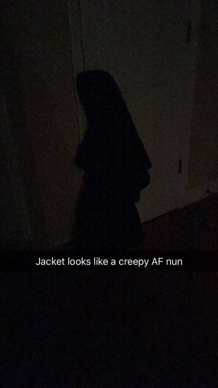 "Eine einfache Jacke, die am Griff hängt, sieht aus wie eine Nonne im Dunkeln."