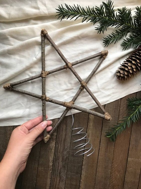 4. Per fare una stella con i legnetti si possono legare i ramoscelli con lo spago. E se create il supporto con fil di ferro avrete un puntale per l'albero di Natale