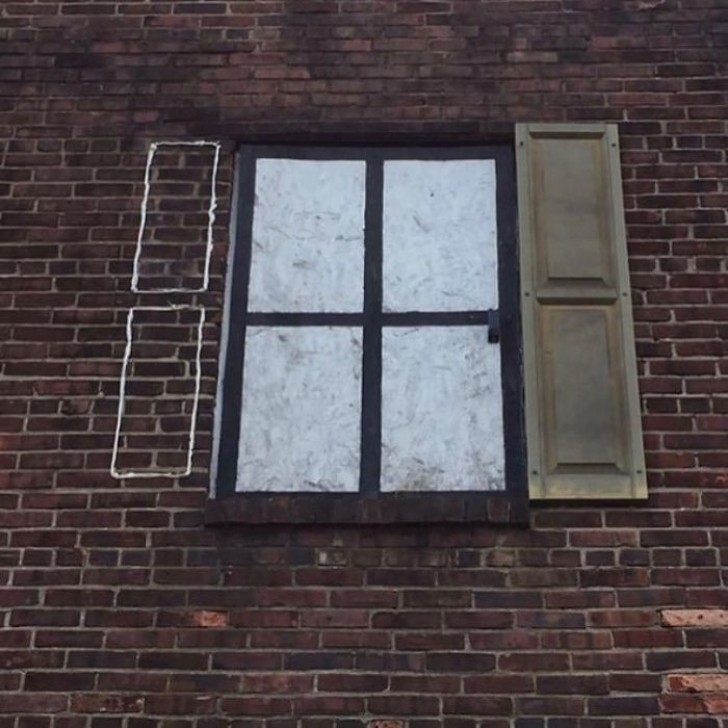 Es gibt keinen Fensterladen, aber das ist kein Problem, da nicht einmal ein Fenster existiert!