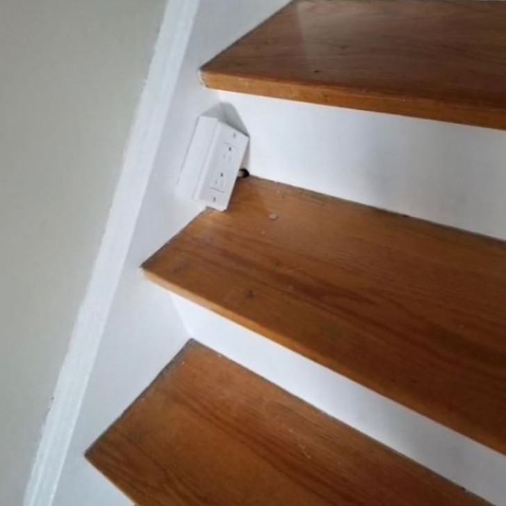 Er brauchte eine Steckdose, genau da, in der Mitte der Treppe