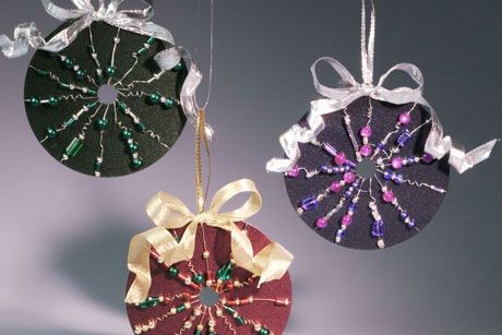 4. Le perline impreziosiscono i CD e li faranno brillare con le luci di Natale