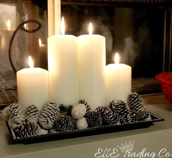 14. Spruzzate di bianco qualche pigna di conifera e disponetele attorno alle candele su un vassoio: ci vuole un attimo!