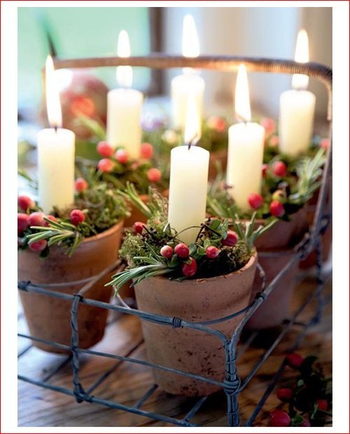5. Se preferite tante candele più piccole, adagiatele tra muschio e bacche in piccoli vasi di terracotta