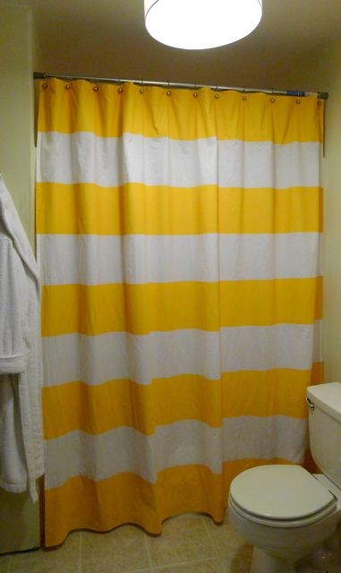 1. Una tenda colorata per il bagno