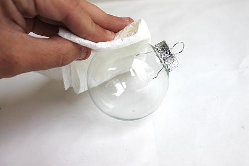 1. Pulite con cura la superficie delle sfere di vetro con un tovagliolo di carta imbevuto di alcol etilico