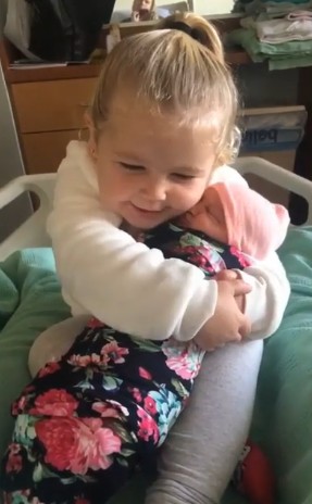 Cuando Molly ha tenido la posibilidad de ver la hermanita en vivo, han sido claros y de inmediato los sentimientos suyos para con ella.