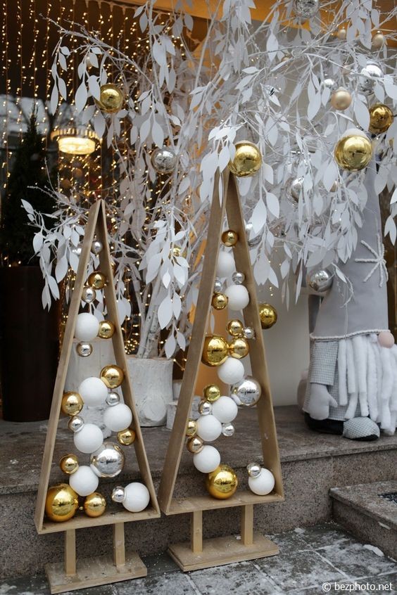 13. Un trend più moderno per gli alberi di Natale: fatti di palline e incorniciati in strutture triangolari