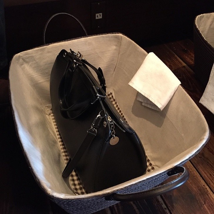 11. Dans les restaurants, vous pouvez demander un panier pour ranger votre sac et le garder près de la table.