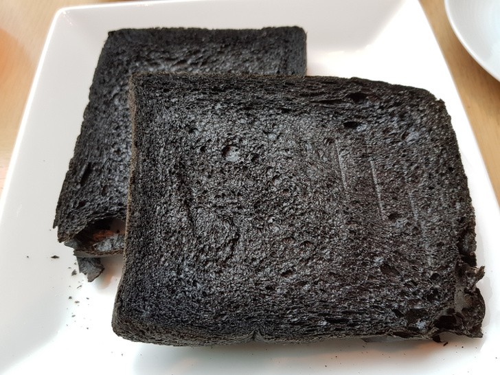 15. Ce n'est pas du pain brûlé, mais du pain fait de charbon de bambou.