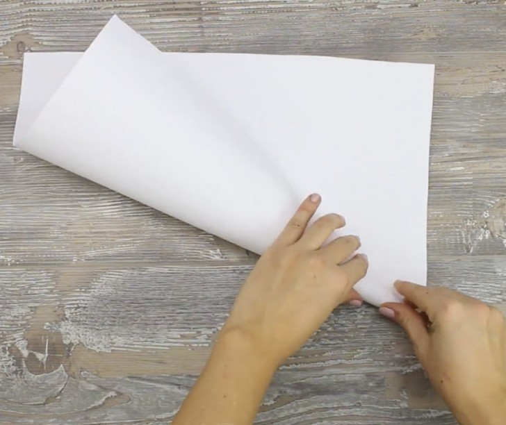 1. Arrotolate il foglio di carta per formare un cono e fermatelo con del nastro adesivo