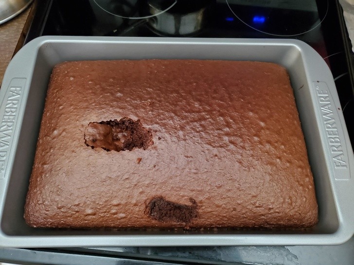 Iemand heeft zijn pootjes in de zojuist gebakken cake gezet!