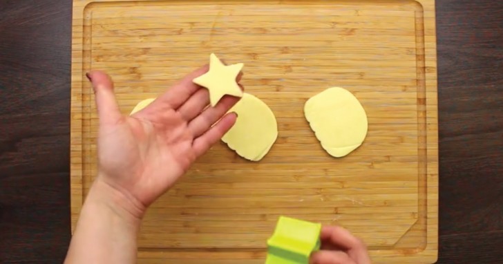2. Con lo stampino più piccolo potrete creare delle stelle di formaggio, da inserire in punta ai nostri alberelli