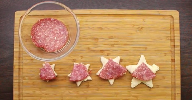 3. Cospargete ogni stella di pancarrè con del burro e aggiungete salame o altri ingredienti a vostro piacimento