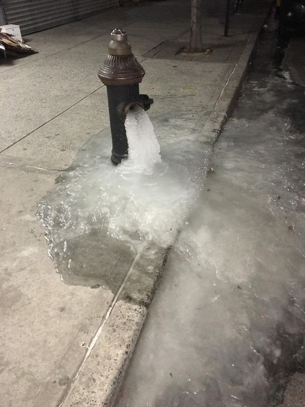 14. L'acqua di un idrante in strada