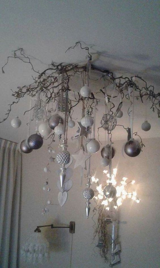 5. Decorate il vostro lampadario a soffitto con rami secchi e palline, per un albero... sospeso!