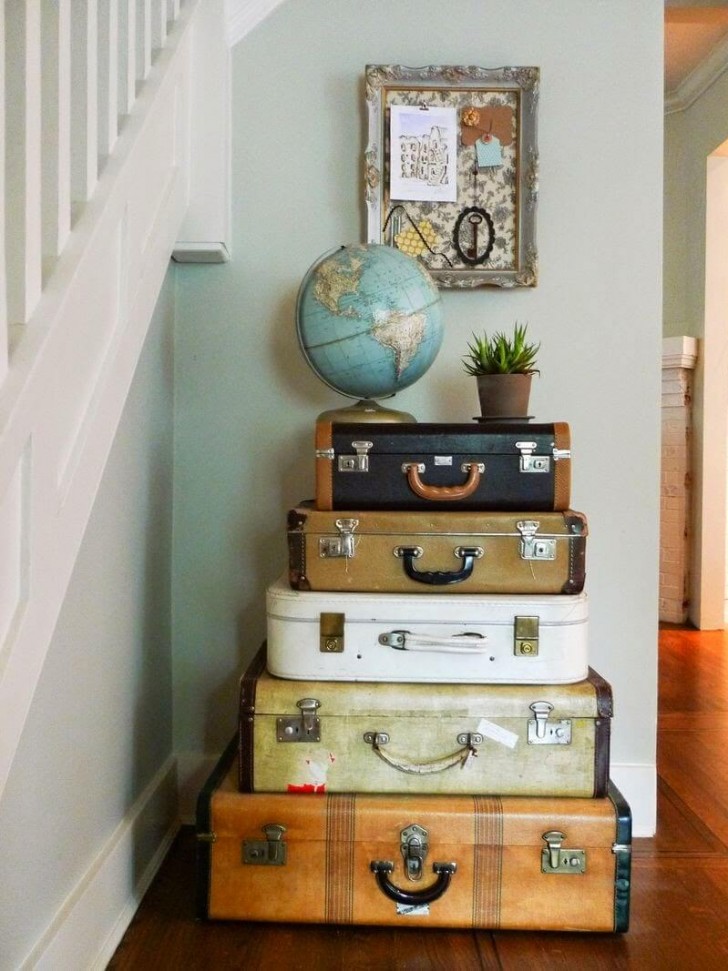 13. Qualche vecchia valigia impilata e un mappamondo, ed ecco il vostro angolo di viaggio!
