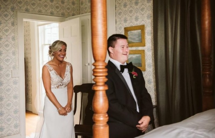 Bruden bestämmer sig för att fotografera ögonblicket då hon visar sin brudklänning för sin bror med Downs syndrom - 2