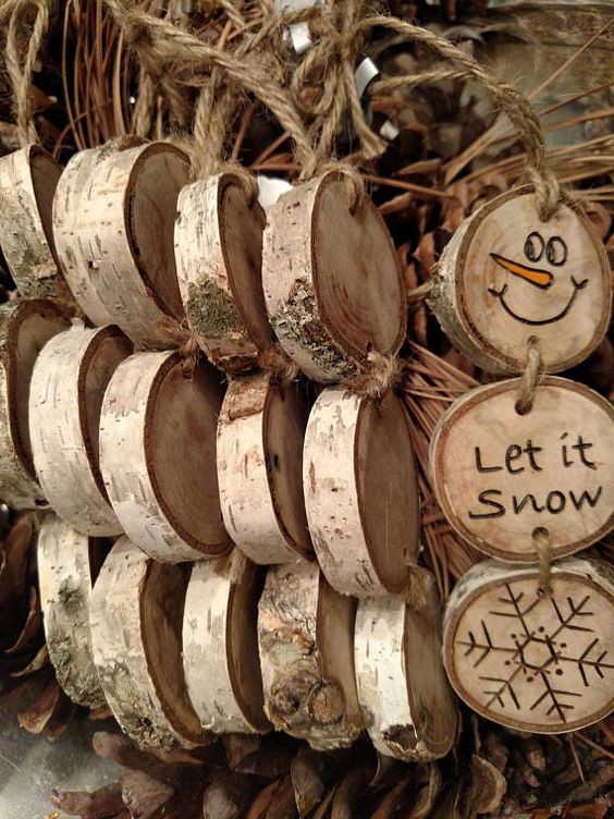 6. Omini di neve fatti di legno