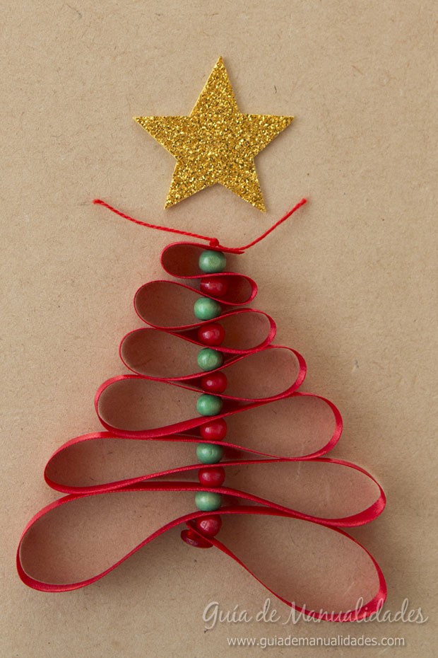 7. Per decorare il puntale, possiamo usare gli scovolini e formare una stella, o ritagliarla da fogli di carta (o gomma crepla) glitterata