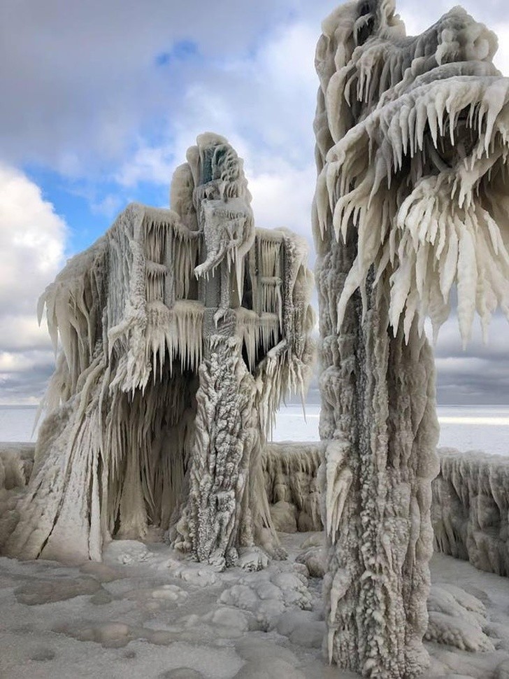 Le incredibili sculture naturali formatesi dal ghiaccio in una gelida giornata invernale sul Lago Erie Pier