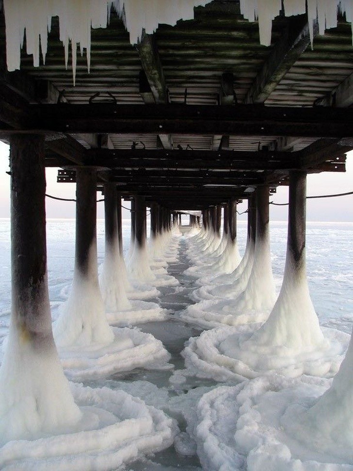 Het ziet eruit als een artistieke installatie, in plaats daarvan is het alleen het effect van ijs op een pier...