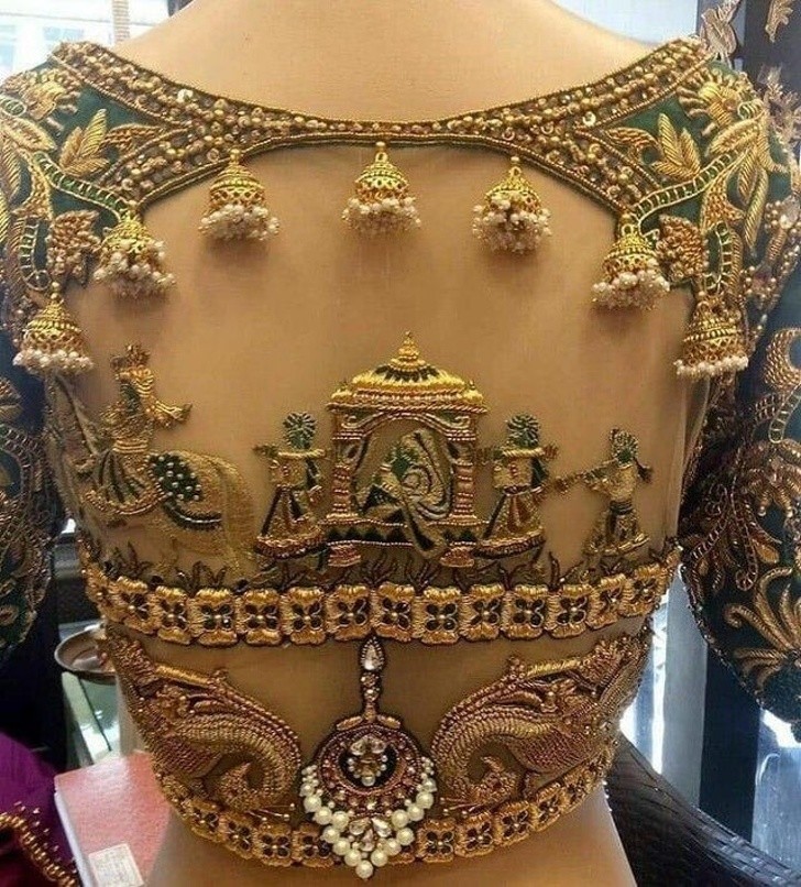 De achterkant van de jurk van deze bruid in India is een echt artistiek borduurwerk dat een verhaal vertelt van begin tot eind...