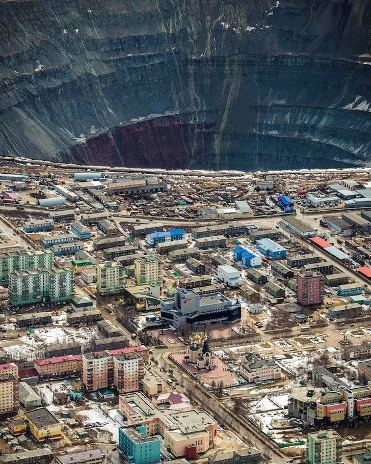Het ziet eruit als een fotomontage, maar het is een hoekaanzicht van de enorme mijnen in Mir, in Rusland!