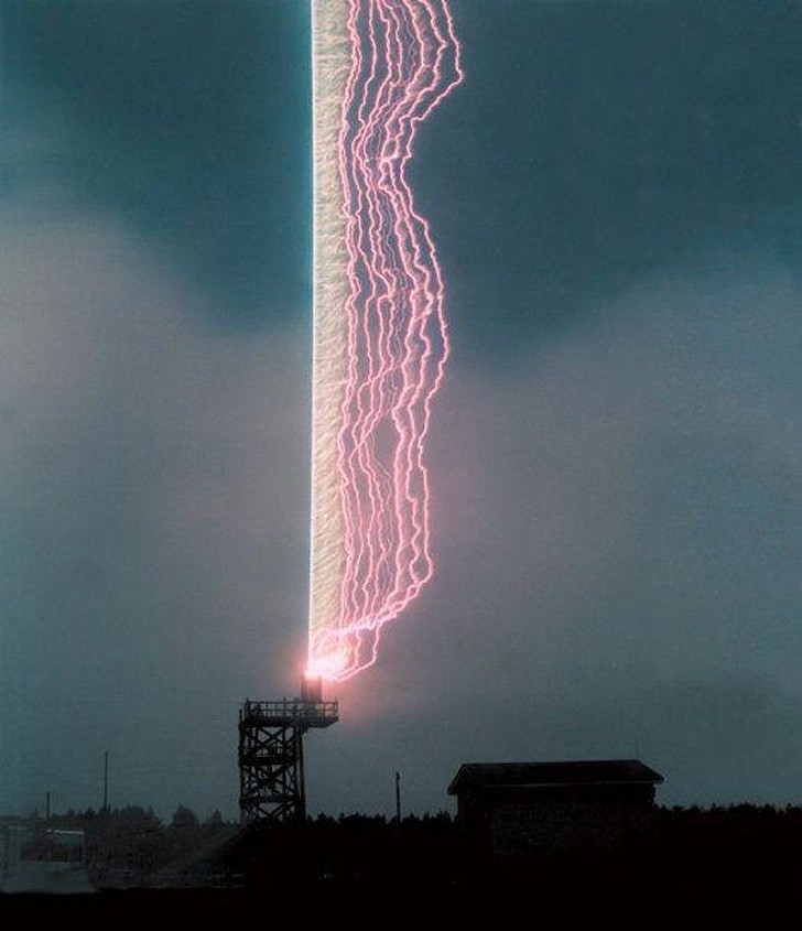 Der unglaubliche Moment, wenn der Start einer Rakete einen riesigen Blitz auslöst!