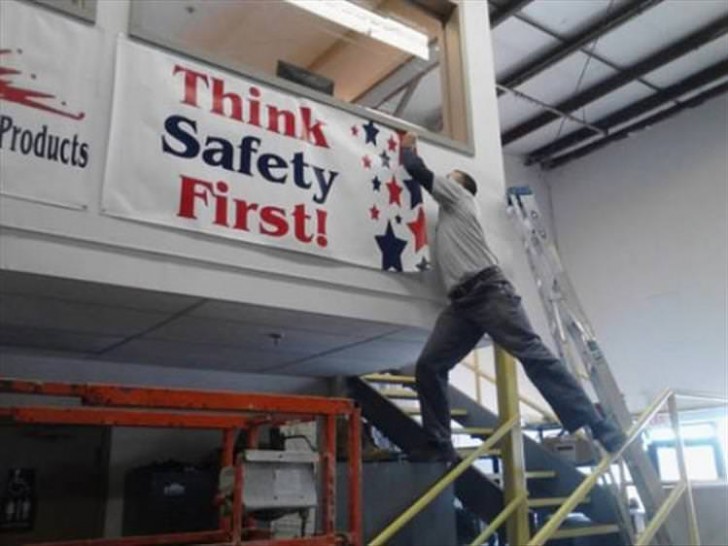 12. Er hängt ein Transparent auf, auf dem steht: "Denkt zuerst an die Sicherheit!"