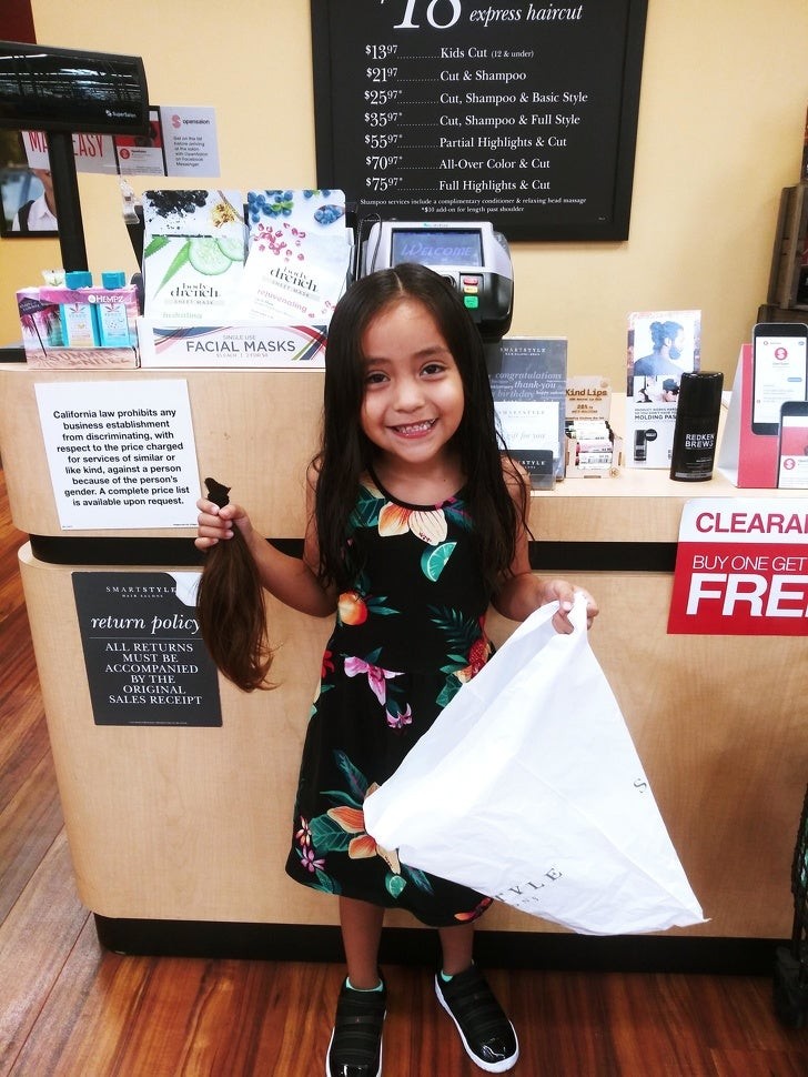 8. Esta niña de 5 años ha querido seguir el ejemplo de la hermana mayor, regalando sus cabellos para hacer pelucas para niños enfermos