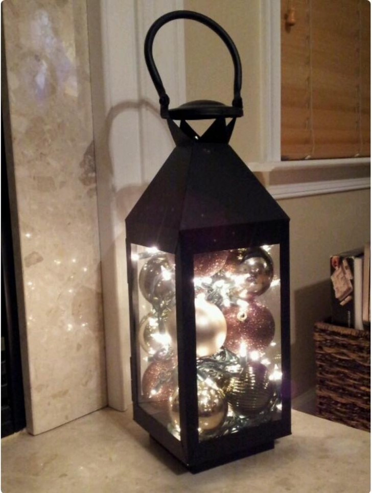 4. Insieme alle palline di Natale in una grande lanterna