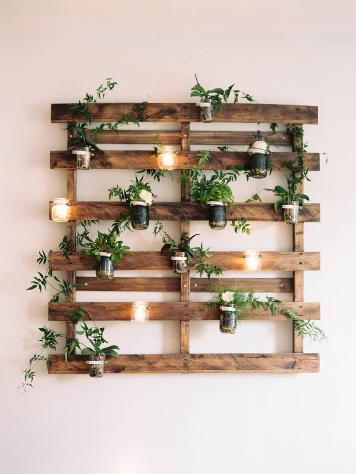 11. Pallet, piante e luci: una parete verde minimal ma bellissima