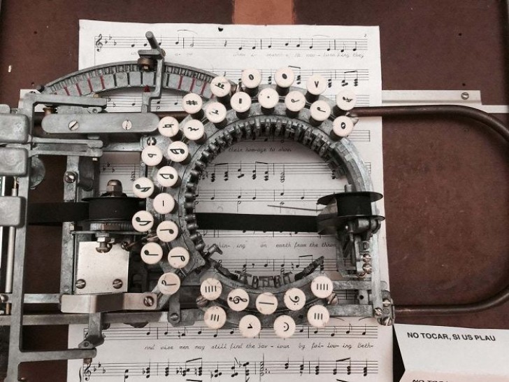 4. Eine Schreibmaschine, die anstelle von Buchstaben... Musiknoten druckt!